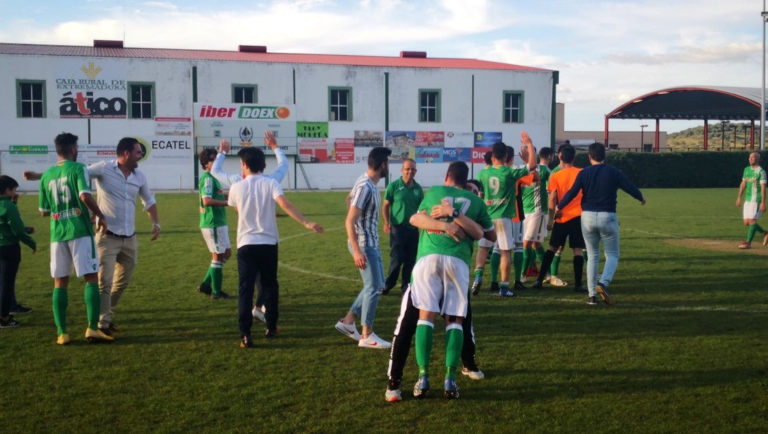 Imágenes del encuentro de la 33ª jornada de liga de la Tercera División disputado en el Municipal de San Roque y que finalizó con 2-1 (14-04-2019)