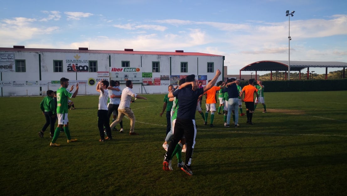 Imágenes del encuentro de la 33ª jornada de liga de la Tercera División disputado en el Municipal de San Roque y que finalizó con 2-1 (14-04-2019)