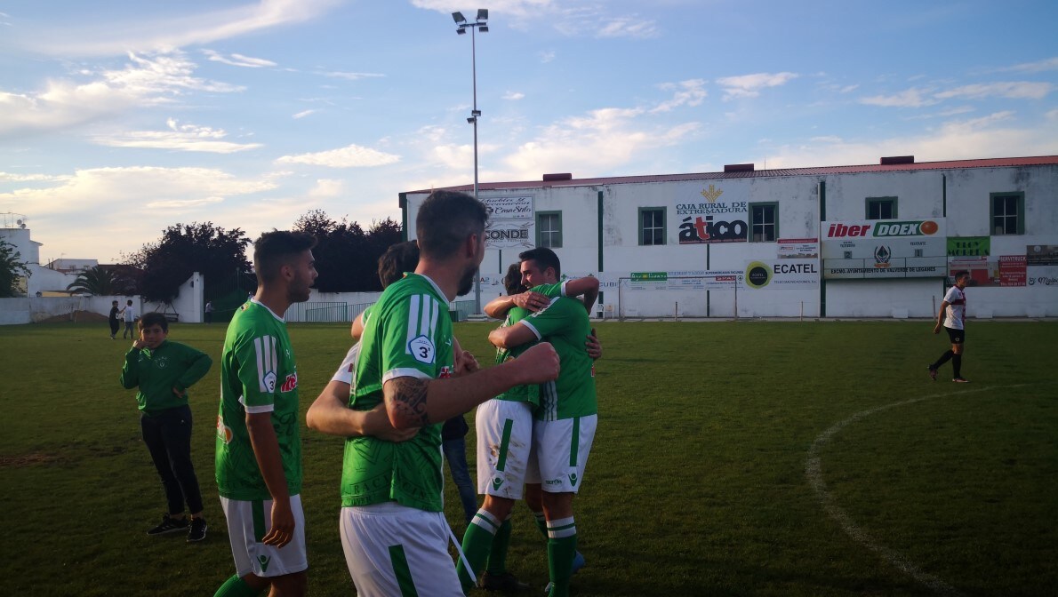 Imágenes del encuentro de la 33ª jornada de liga de la Tercera División disputado en el Municipal de San Roque y que finalizó con 2-1 (14-04-2019)