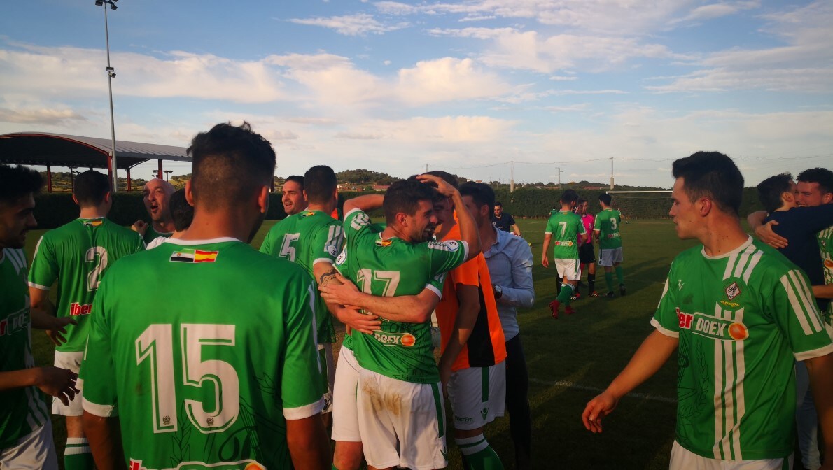 Imágenes del encuentro de la 33ª jornada de liga de la Tercera División disputado en el Municipal de San Roque y que finalizó con 2-1 (14-04-2019)