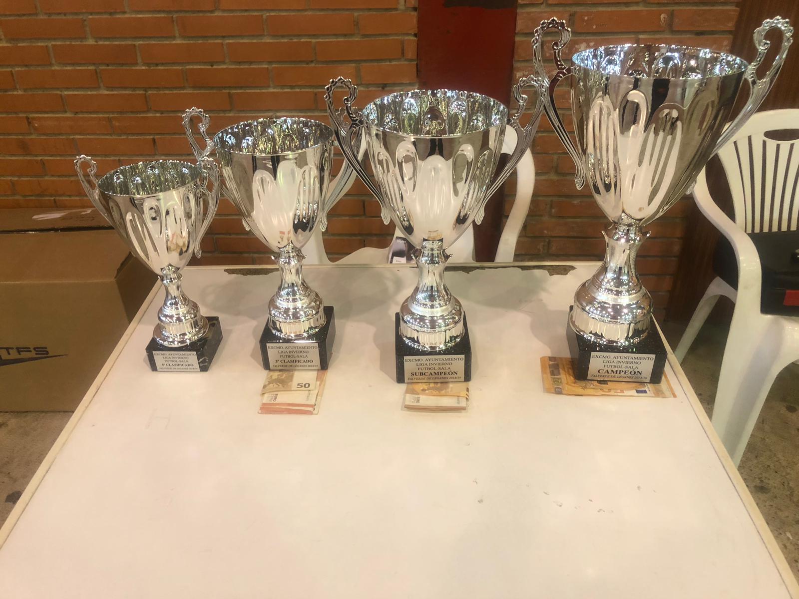 Algunas imágenes de la clausura y la entrega de trofeos de la liga de fútbol sala (13-04-2019)