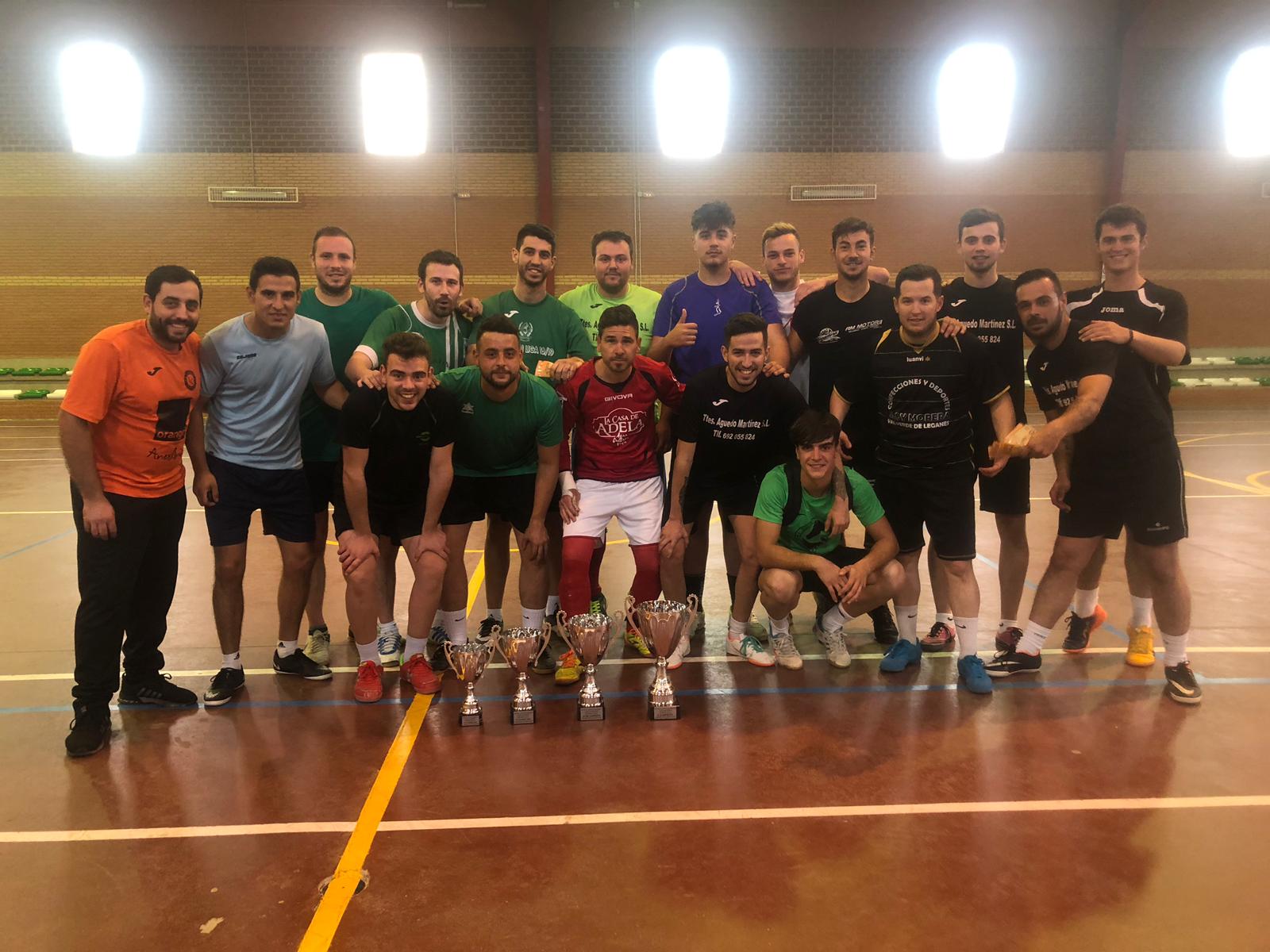 Algunas imágenes de la clausura y la entrega de trofeos de la liga de fútbol sala (13-04-2019)