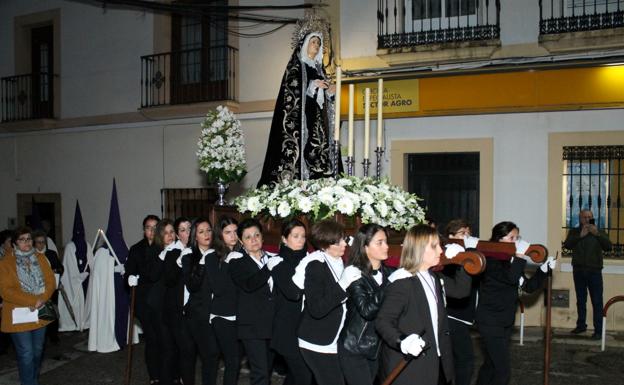 Galería. Las valverdeñas llevan a la Virgen de los Dolores