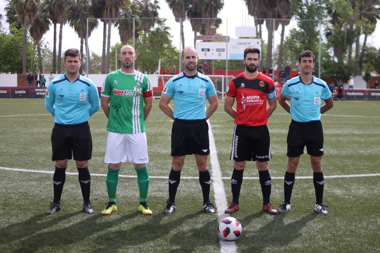 Algunas imágenes del encuentro de la 34ª jornada de Tercera División disputado en Montijo, y que finalizó con empate a uno (18-04-2019)