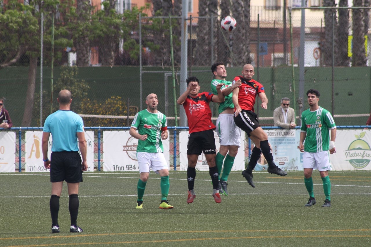 Algunas imágenes del encuentro de la 34ª jornada de Tercera División disputado en Montijo, y que finalizó con empate a uno (18-04-2019)