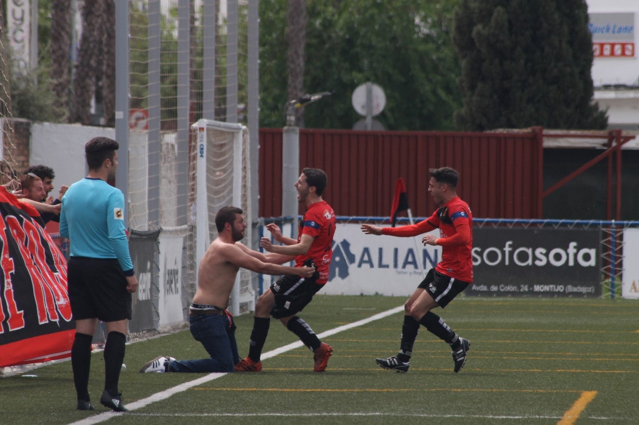 Algunas imágenes del encuentro de la 34ª jornada de Tercera División disputado en Montijo, y que finalizó con empate a uno (18-04-2019)