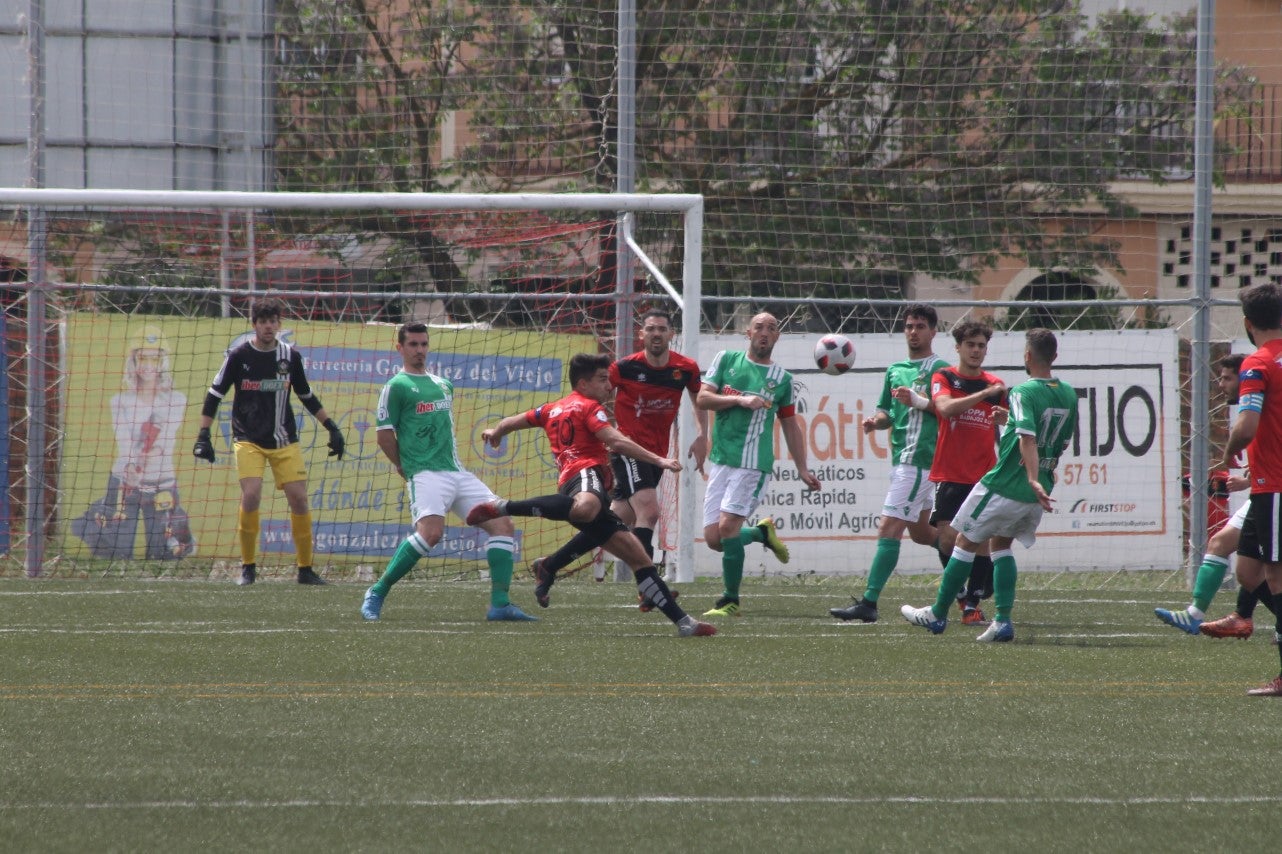 Algunas imágenes del encuentro de la 34ª jornada de Tercera División disputado en Montijo, y que finalizó con empate a uno (18-04-2019)