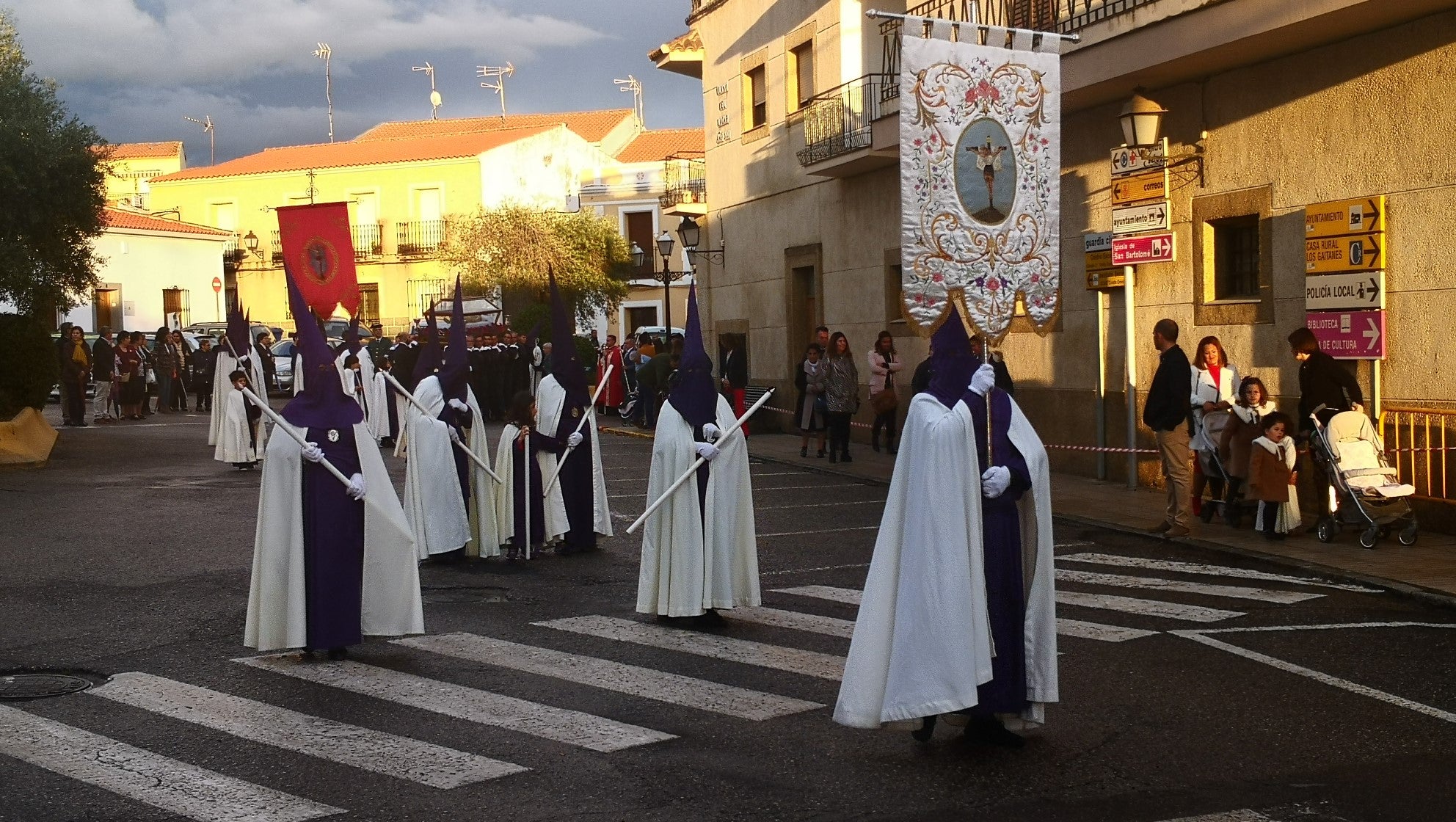 Algunas imágenes de la Procesión del Santo Entierro celebrada el Viernes Santo (19-04-2019)