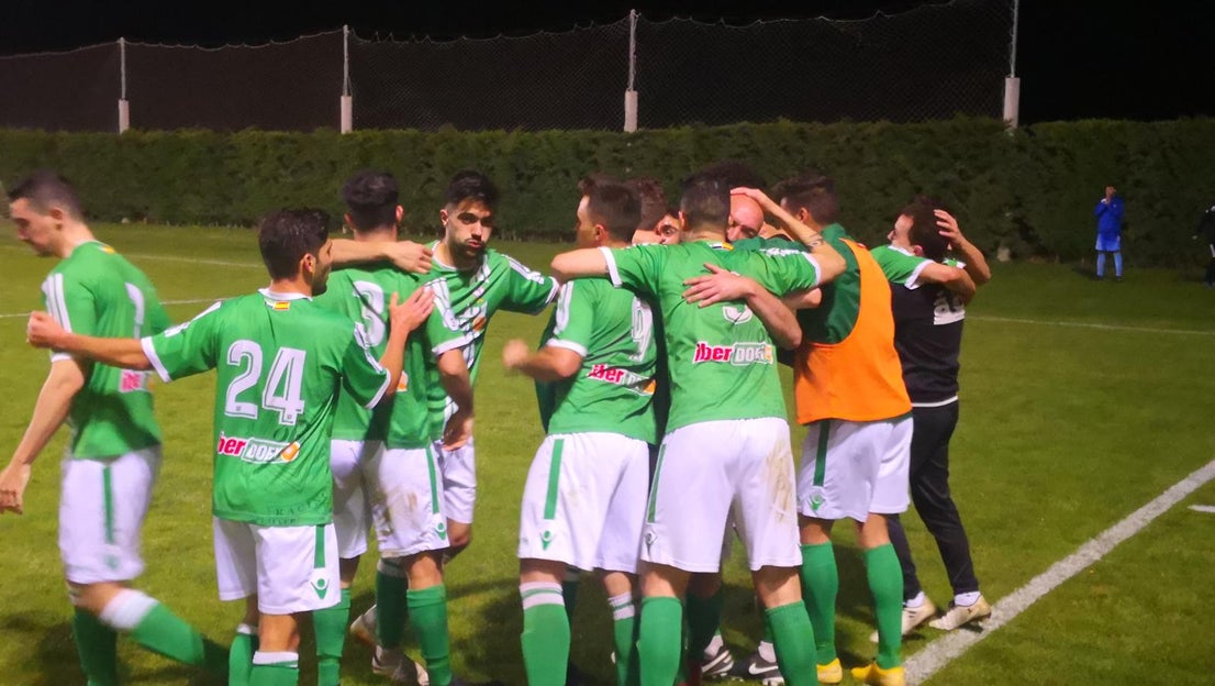 Imágenes del encuentro de la 35ª jornada de liga en Tercera División disputado en el Municipal de San Roque y que finalizó 2-1