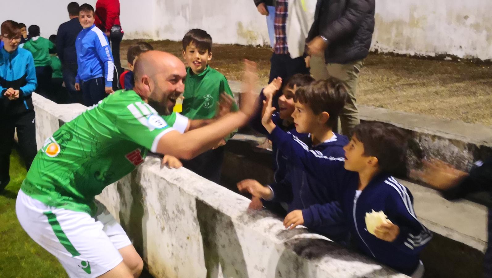 Imágenes del encuentro de la 35ª jornada de liga en Tercera División disputado en el Municipal de San Roque y que finalizó 2-1