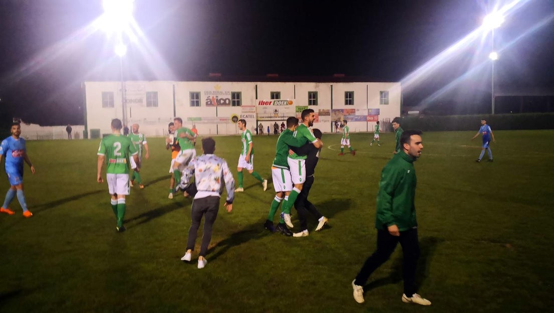 Imágenes del encuentro de la 35ª jornada de liga en Tercera División disputado en el Municipal de San Roque y que finalizó 2-1