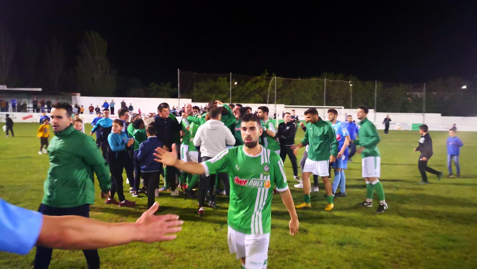 Imágenes del encuentro de la 35ª jornada de liga en Tercera División disputado en el Municipal de San Roque y que finalizó 2-1