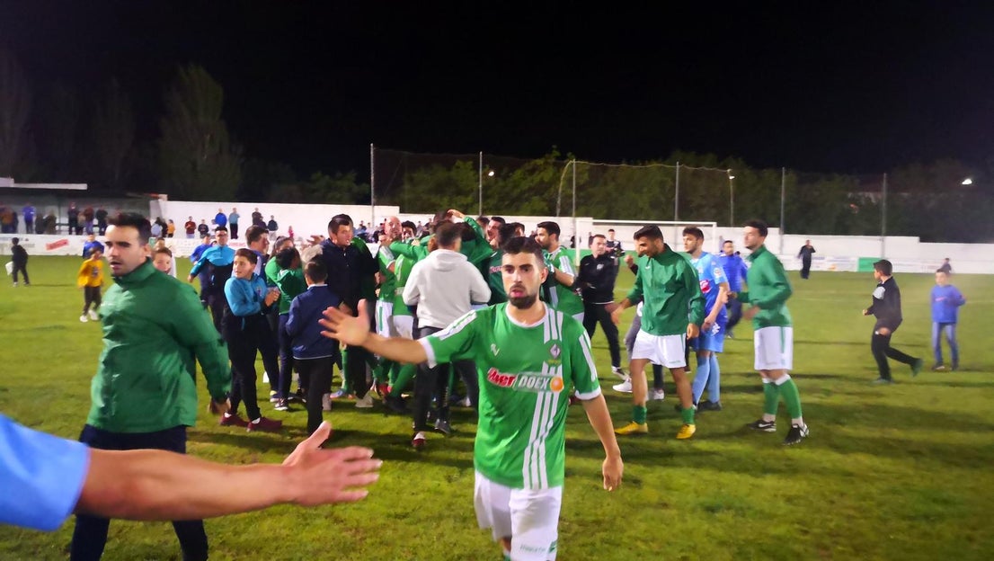 Imágenes del encuentro de la 35ª jornada de liga en Tercera División disputado en el Municipal de San Roque y que finalizó 2-1