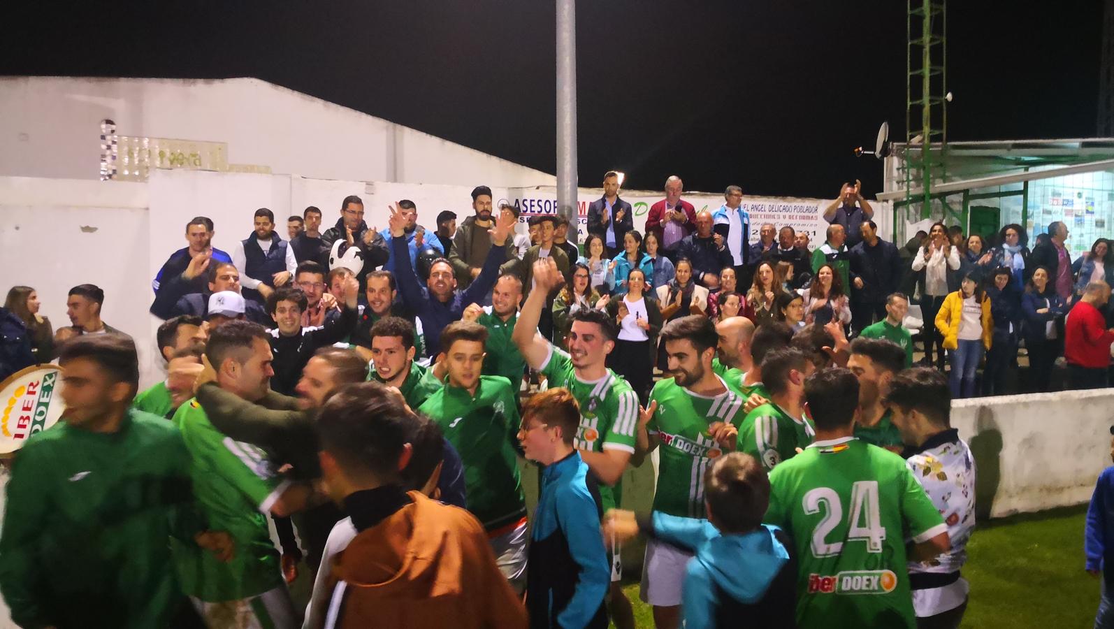 Imágenes del encuentro de la 35ª jornada de liga en Tercera División disputado en el Municipal de San Roque y que finalizó 2-1