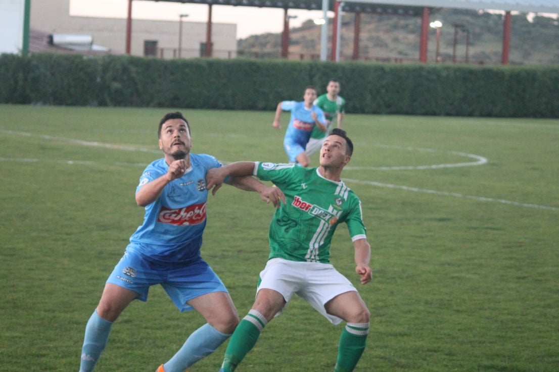 Imágenes del encuentro de la 35ª jornada de liga en Tercera División disputado en el Municipal de San Roque y que finalizó 2-1