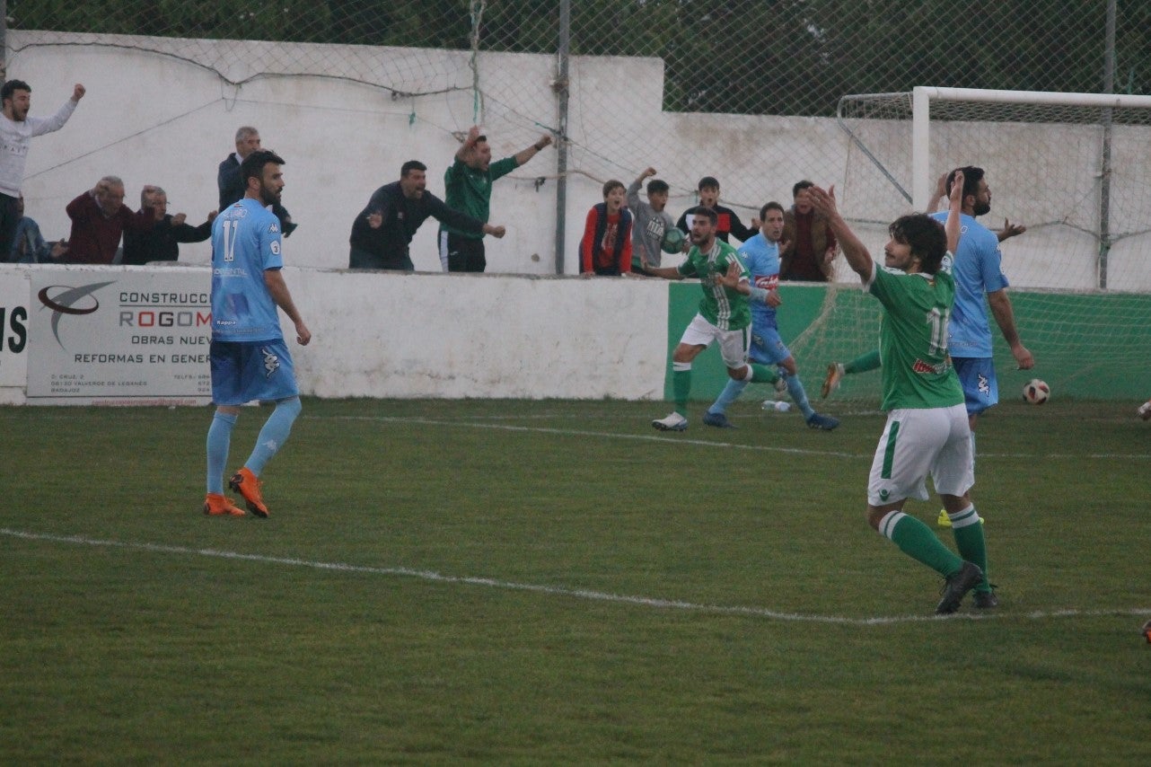 Imágenes del encuentro de la 35ª jornada de liga en Tercera División disputado en el Municipal de San Roque y que finalizó 2-1