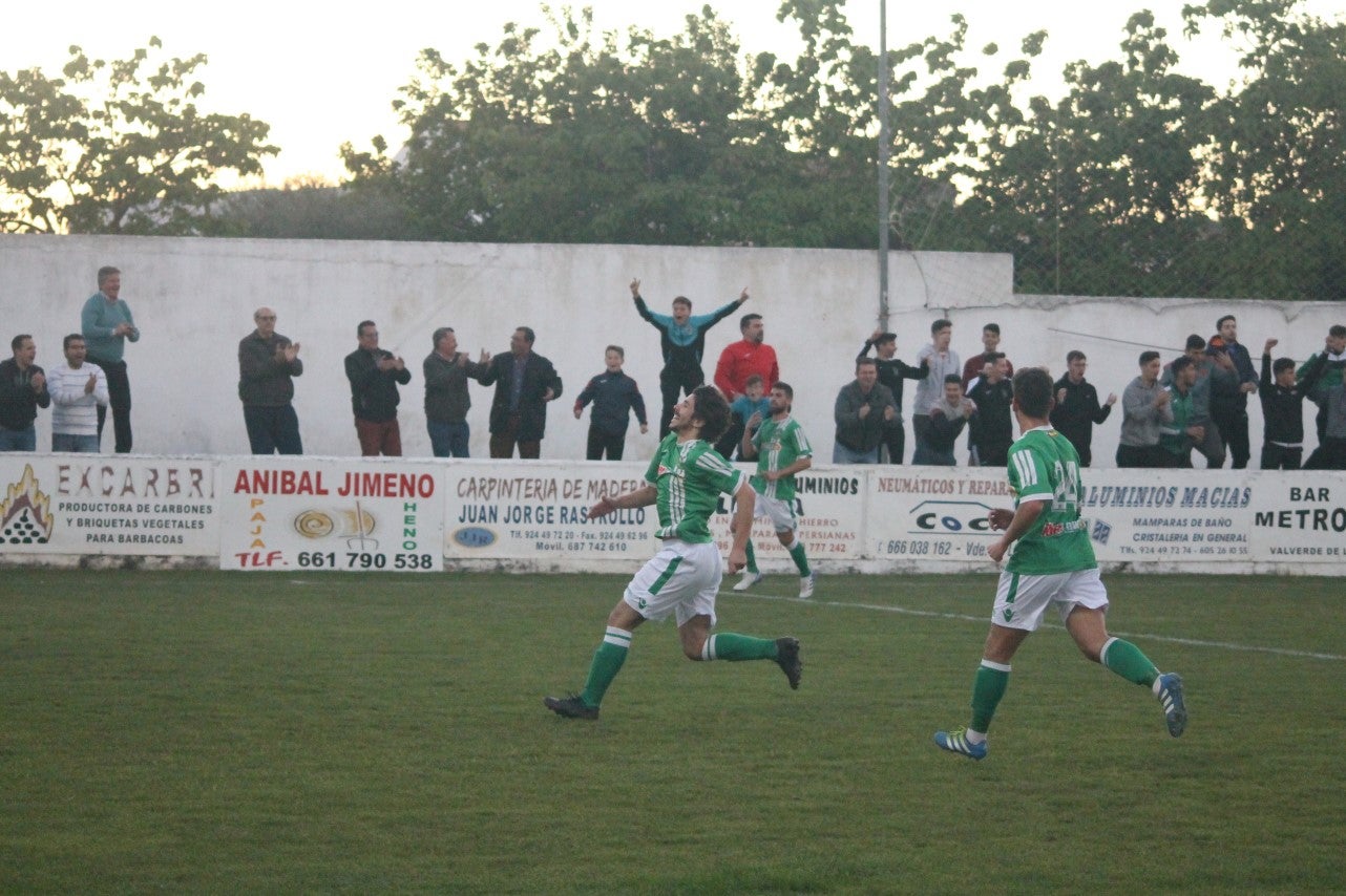 Imágenes del encuentro de la 35ª jornada de liga en Tercera División disputado en el Municipal de San Roque y que finalizó 2-1