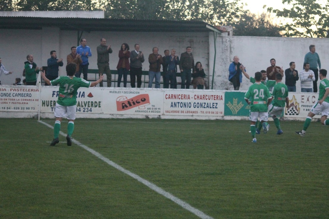 Imágenes del encuentro de la 35ª jornada de liga en Tercera División disputado en el Municipal de San Roque y que finalizó 2-1