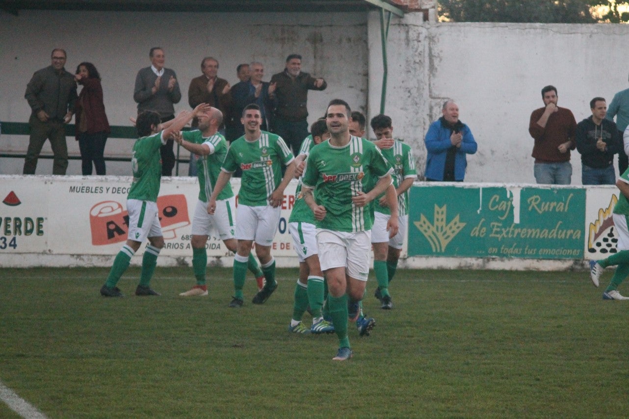 Imágenes del encuentro de la 35ª jornada de liga en Tercera División disputado en el Municipal de San Roque y que finalizó 2-1