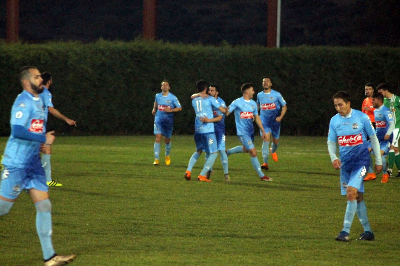 Imágenes del encuentro de la 35ª jornada de liga en Tercera División disputado en el Municipal de San Roque y que finalizó 2-1