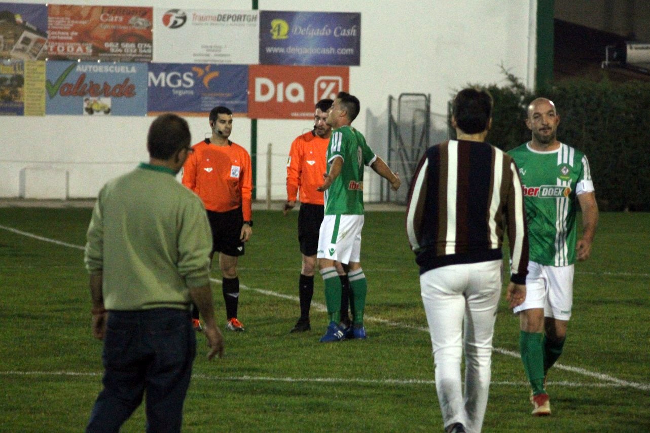 Imágenes del encuentro de la 35ª jornada de liga en Tercera División disputado en el Municipal de San Roque y que finalizó 2-1