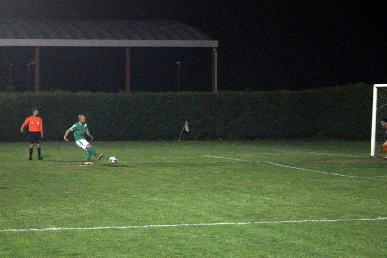 Imágenes del encuentro de la 35ª jornada de liga en Tercera División disputado en el Municipal de San Roque y que finalizó 2-1