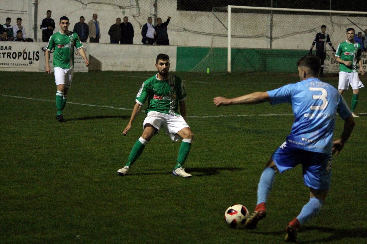 Imágenes del encuentro de la 35ª jornada de liga en Tercera División disputado en el Municipal de San Roque y que finalizó 2-1