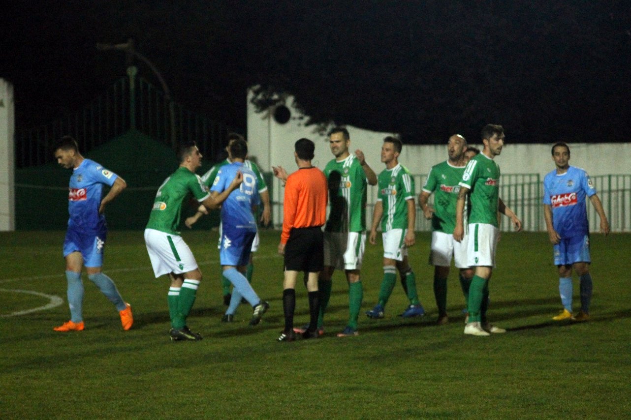 Imágenes del encuentro de la 35ª jornada de liga en Tercera División disputado en el Municipal de San Roque y que finalizó 2-1