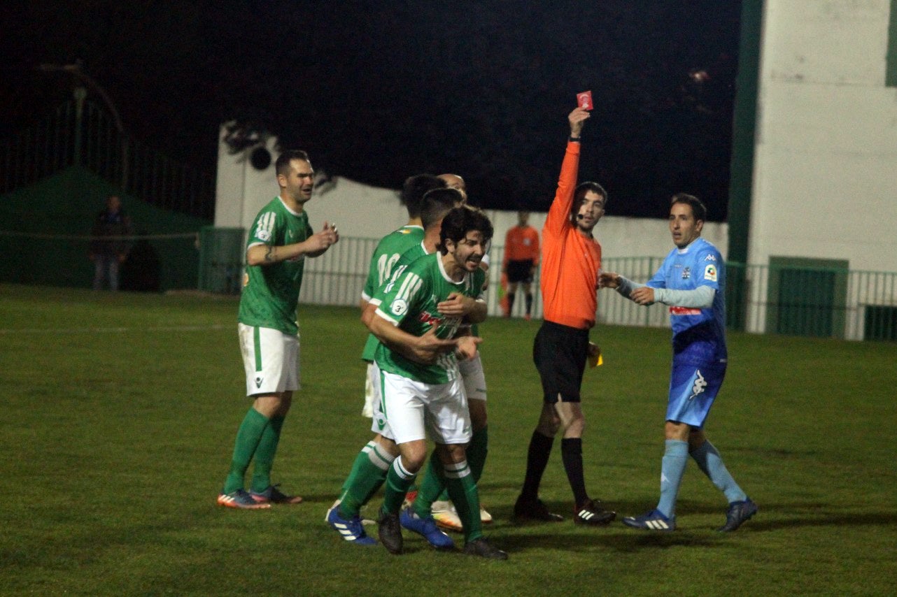 Imágenes del encuentro de la 35ª jornada de liga en Tercera División disputado en el Municipal de San Roque y que finalizó 2-1