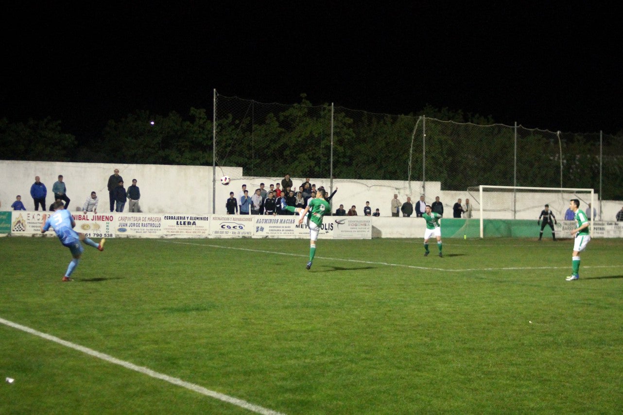 Imágenes del encuentro de la 35ª jornada de liga en Tercera División disputado en el Municipal de San Roque y que finalizó 2-1
