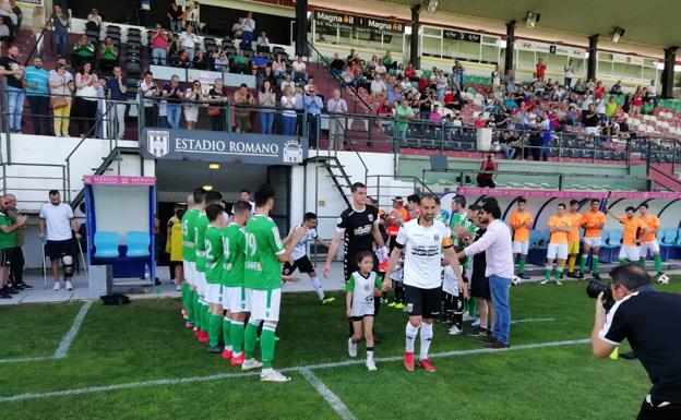 El Racing Valverdeño realiza el pasillo de honor a los campones de liga, el Mérida