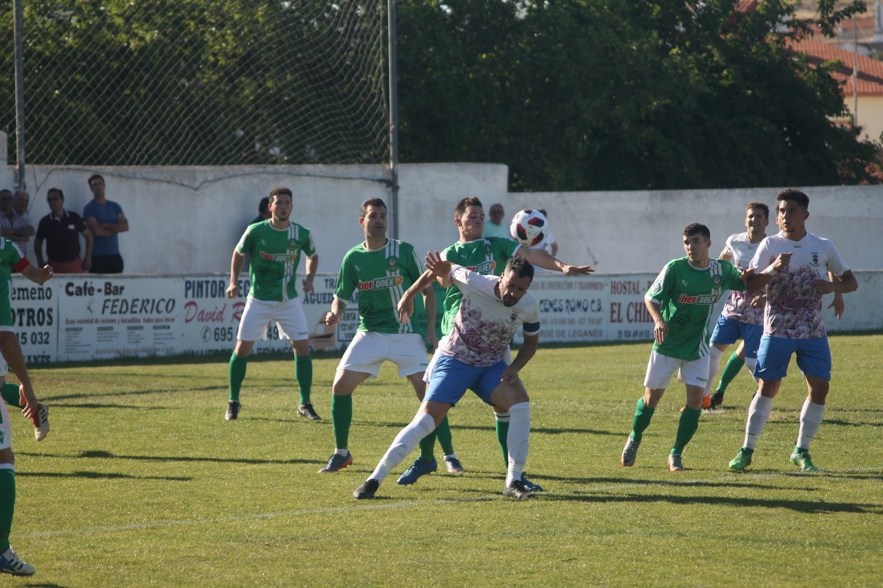 Imágenes del encuentro de la 37ª jornada de liga de Tercera División disputado en el Municipal de San Roque y que terminó 0-2 (12-05-2019)