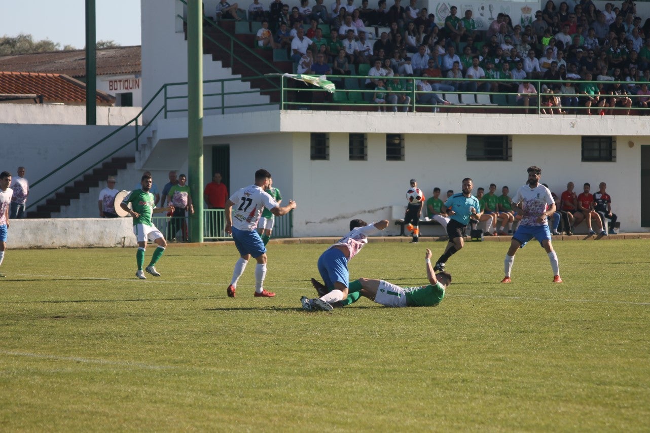 Imágenes del encuentro de la 37ª jornada de liga de Tercera División disputado en el Municipal de San Roque y que terminó 0-2 (12-05-2019)