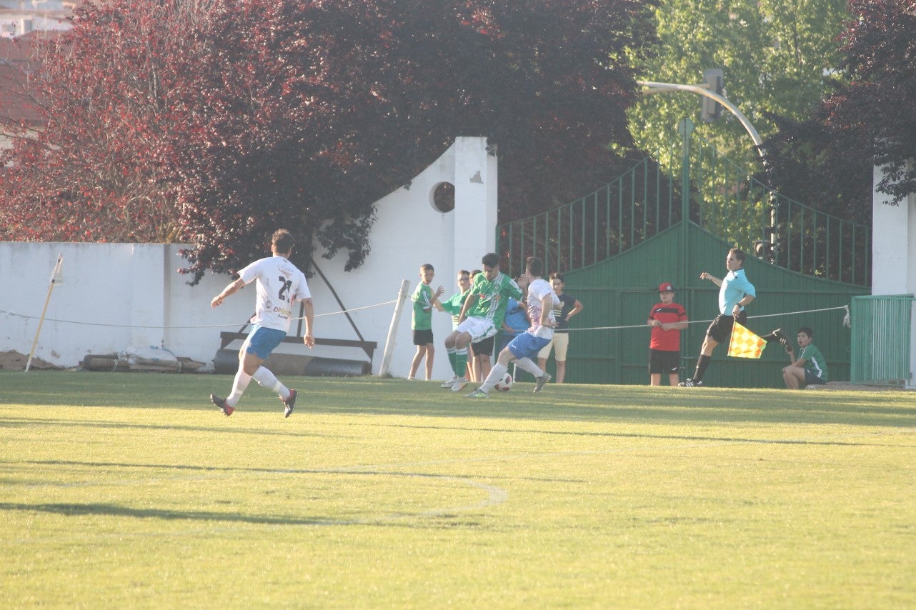 Imágenes del encuentro de la 37ª jornada de liga de Tercera División disputado en el Municipal de San Roque y que terminó 0-2 (12-05-2019)