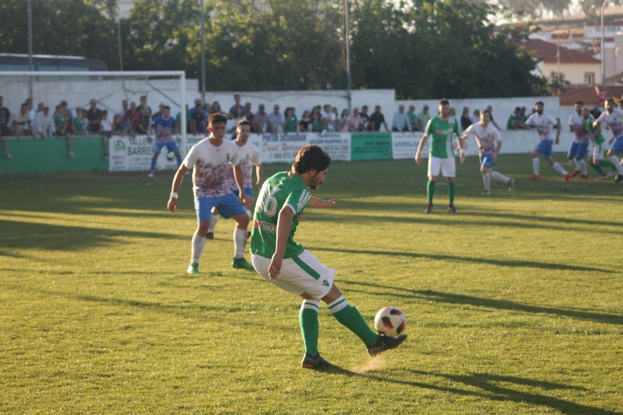 Imágenes del encuentro de la 37ª jornada de liga de Tercera División disputado en el Municipal de San Roque y que terminó 0-2 (12-05-2019)