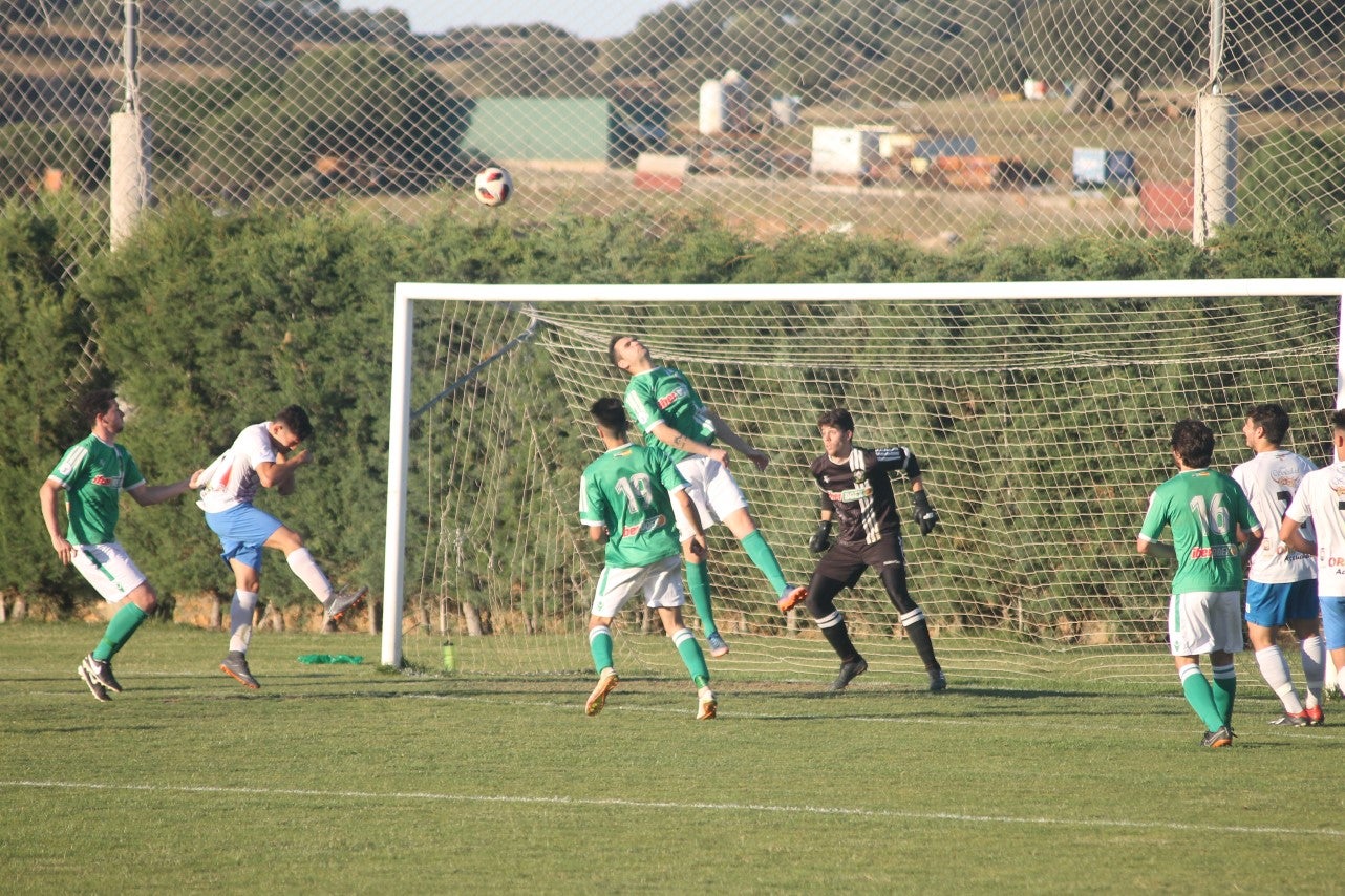 Imágenes del encuentro de la 37ª jornada de liga de Tercera División disputado en el Municipal de San Roque y que terminó 0-2 (12-05-2019)