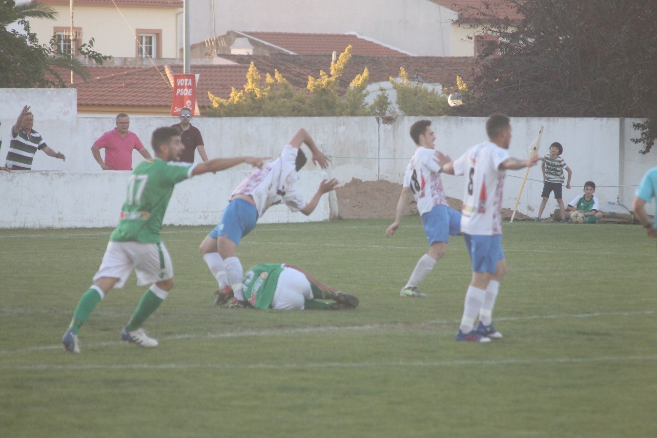 Imágenes del encuentro de la 37ª jornada de liga de Tercera División disputado en el Municipal de San Roque y que terminó 0-2 (12-05-2019)