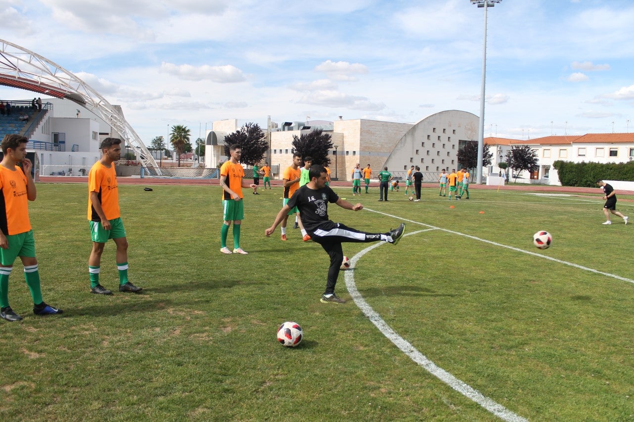 Algunas imágenes del último encuentro de liga de Tercera División disputado en la Ciudad Deportiva de Olivenza y que acabó 3-1 (19-05-2019)