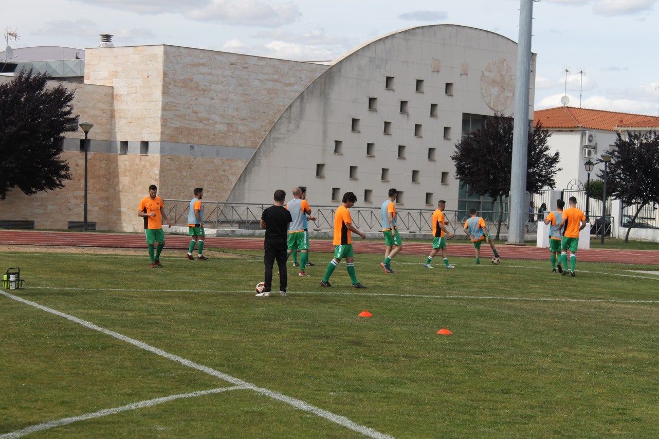 Algunas imágenes del último encuentro de liga de Tercera División disputado en la Ciudad Deportiva de Olivenza y que acabó 3-1 (19-05-2019)