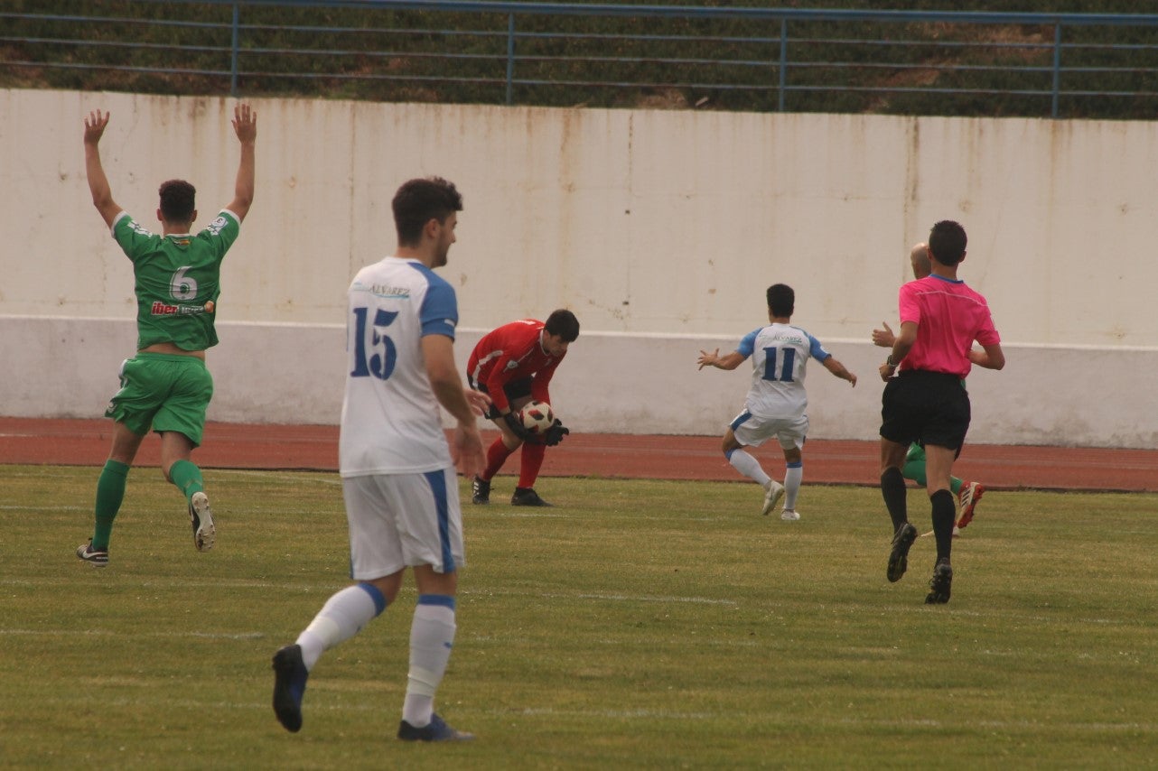 Algunas imágenes del último encuentro de liga de Tercera División disputado en la Ciudad Deportiva de Olivenza y que acabó 3-1 (19-05-2019)