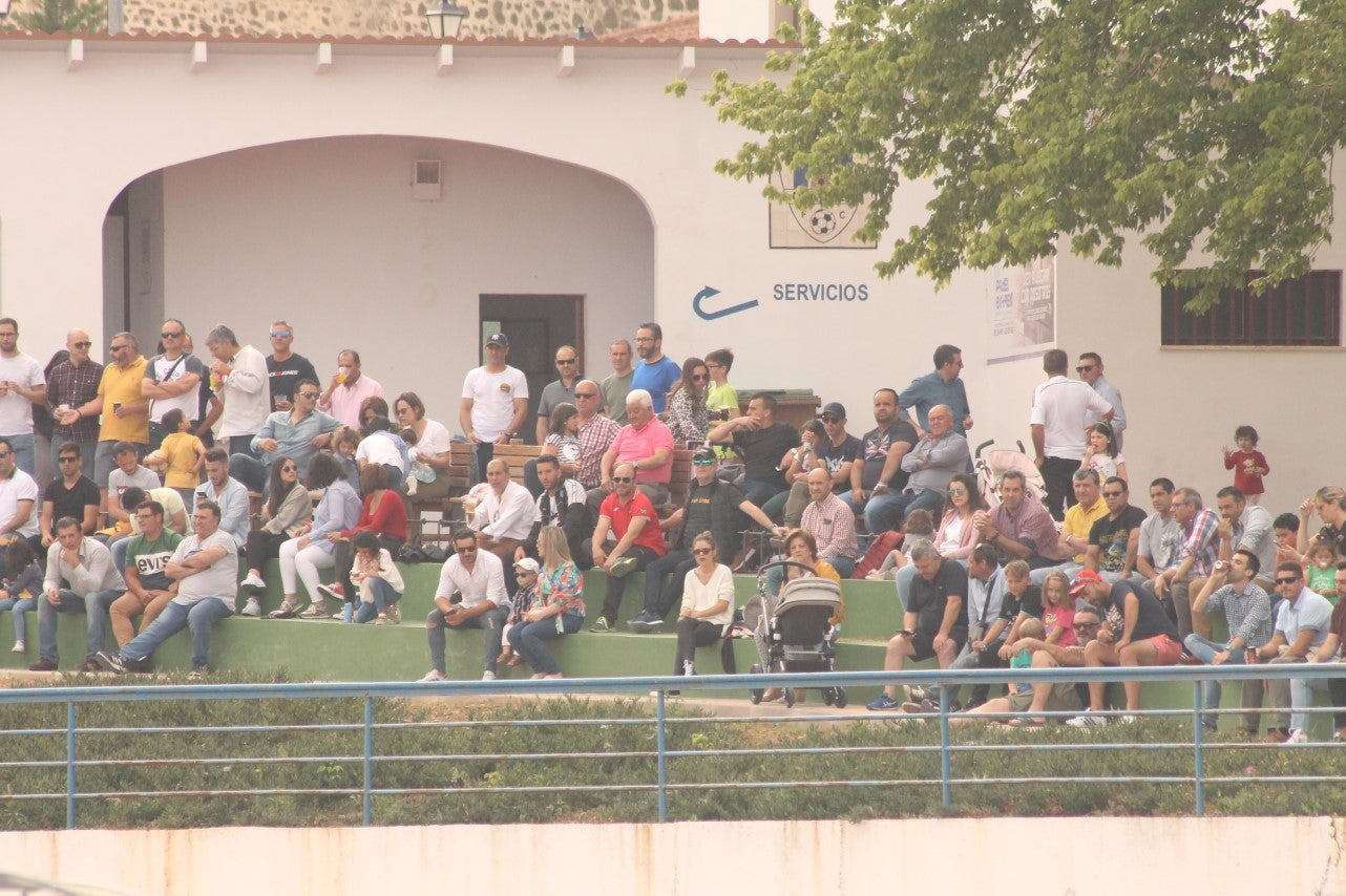 Algunas imágenes del último encuentro de liga de Tercera División disputado en la Ciudad Deportiva de Olivenza y que acabó 3-1 (19-05-2019)