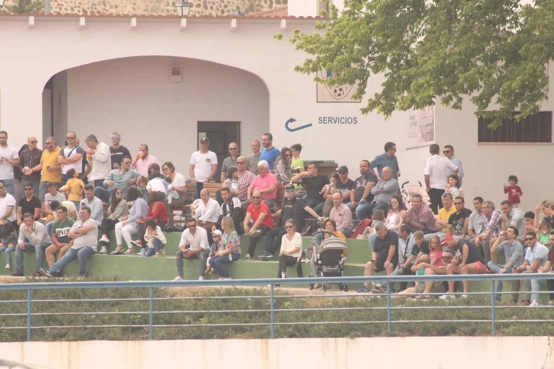 Algunas imágenes del último encuentro de liga de Tercera División disputado en la Ciudad Deportiva de Olivenza y que acabó 3-1 (19-05-2019)