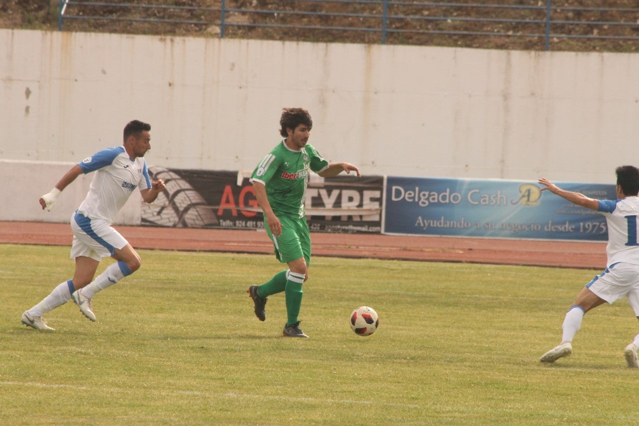 Algunas imágenes del último encuentro de liga de Tercera División disputado en la Ciudad Deportiva de Olivenza y que acabó 3-1 (19-05-2019)