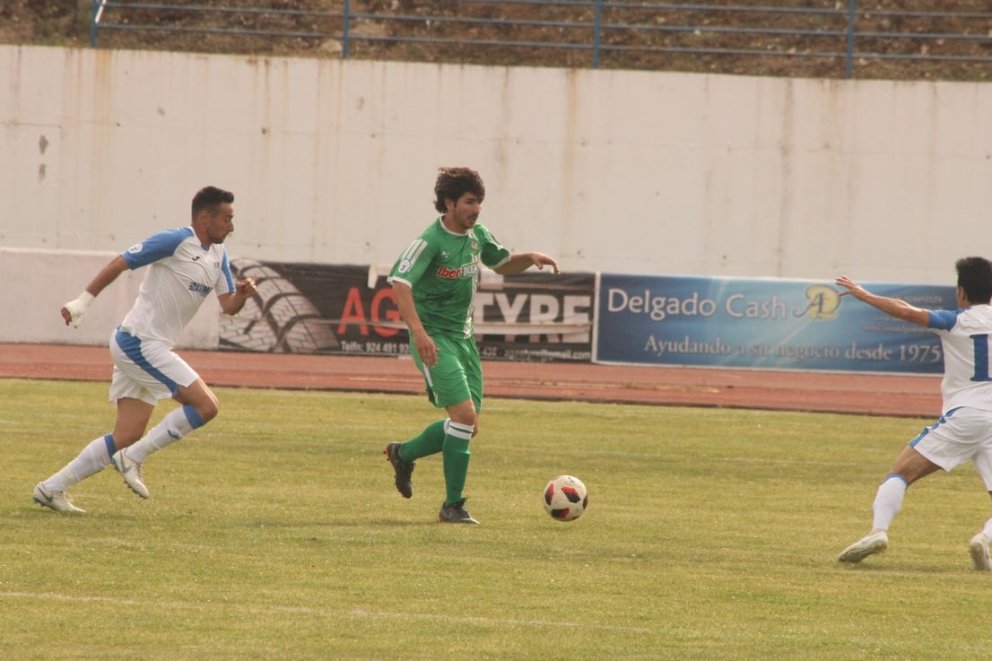 Algunas imágenes del último encuentro de liga de Tercera División disputado en la Ciudad Deportiva de Olivenza y que acabó 3-1 (19-05-2019)