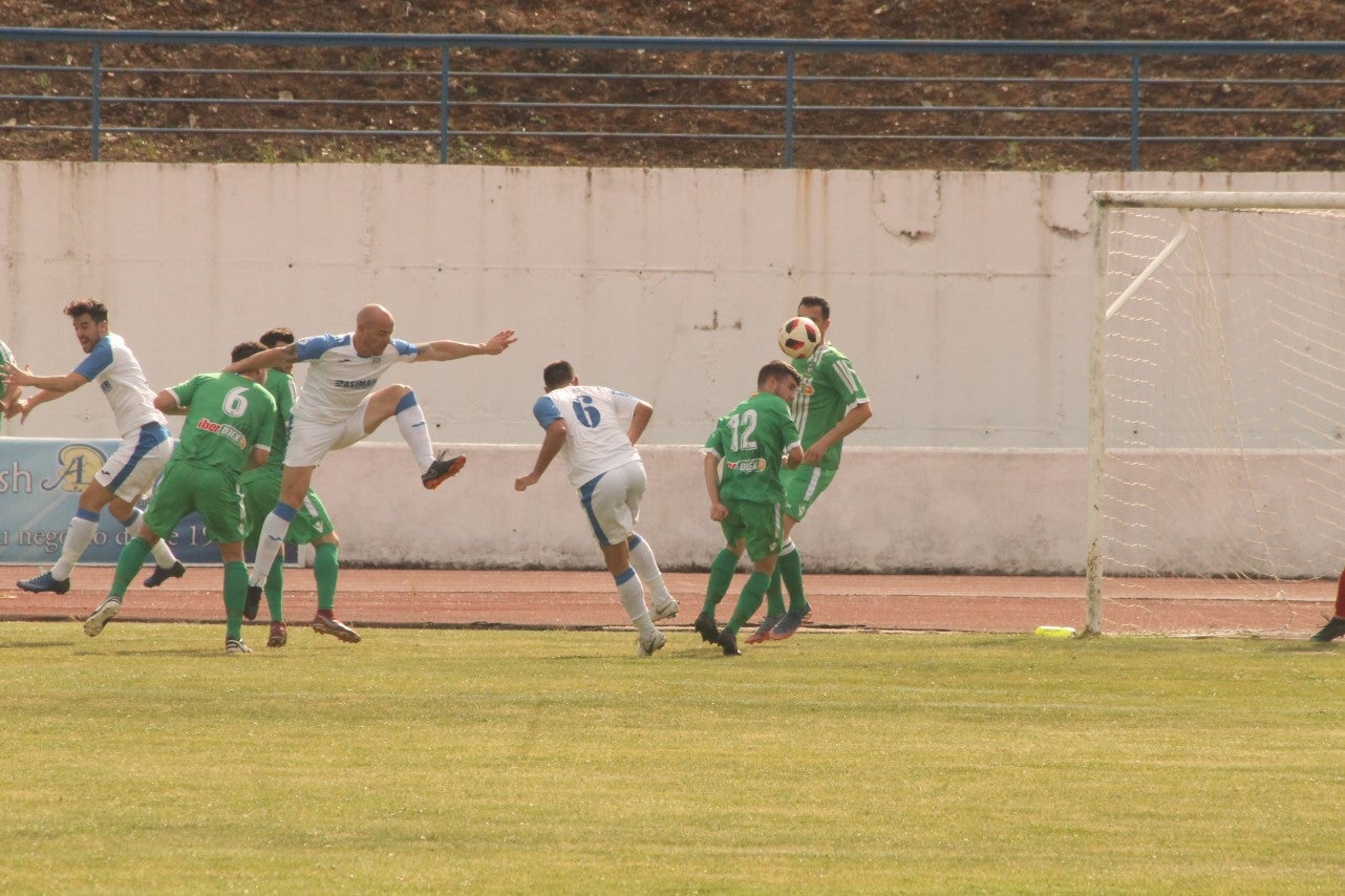 Algunas imágenes del último encuentro de liga de Tercera División disputado en la Ciudad Deportiva de Olivenza y que acabó 3-1 (19-05-2019)
