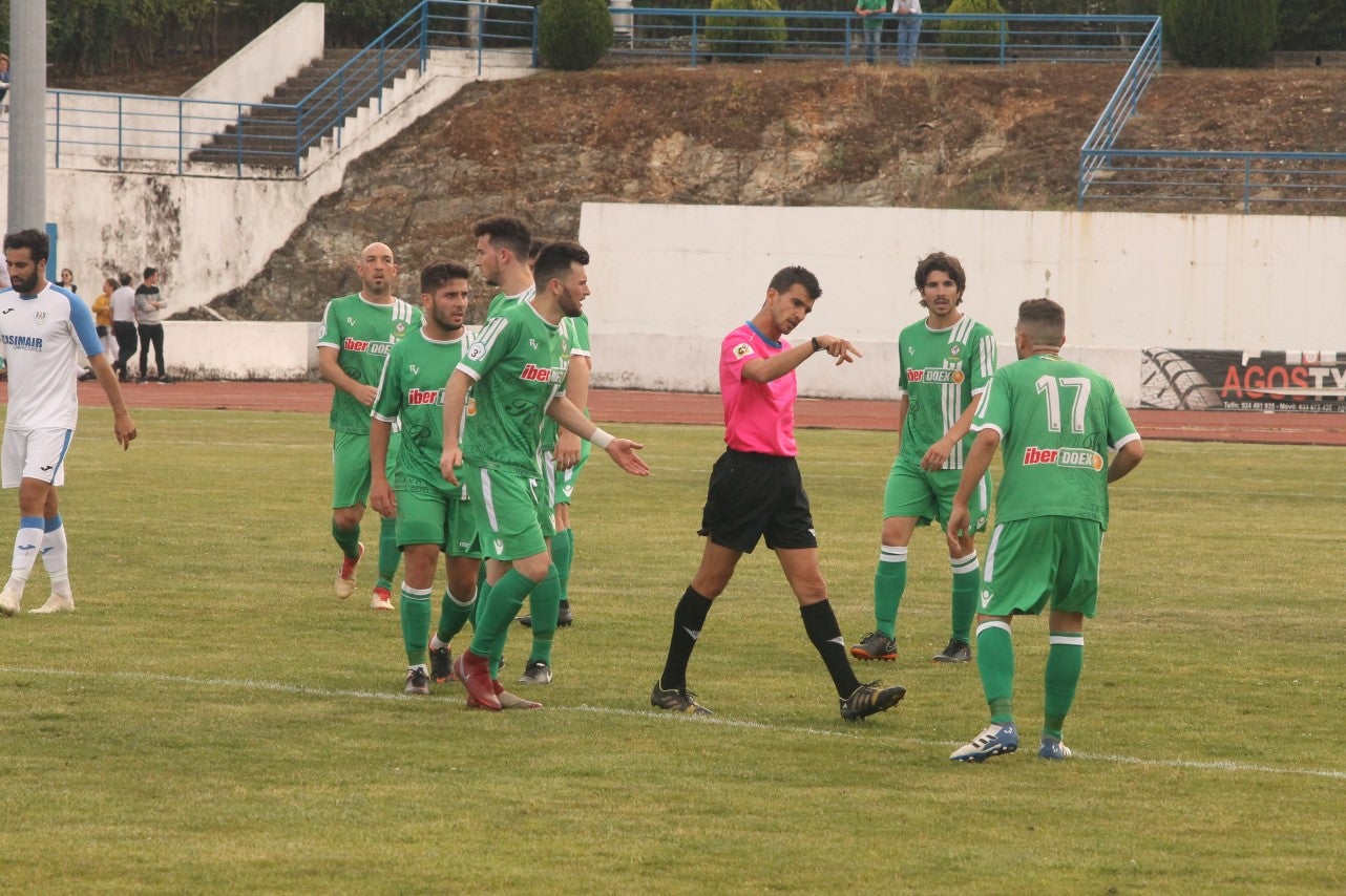 Algunas imágenes del último encuentro de liga de Tercera División disputado en la Ciudad Deportiva de Olivenza y que acabó 3-1 (19-05-2019)