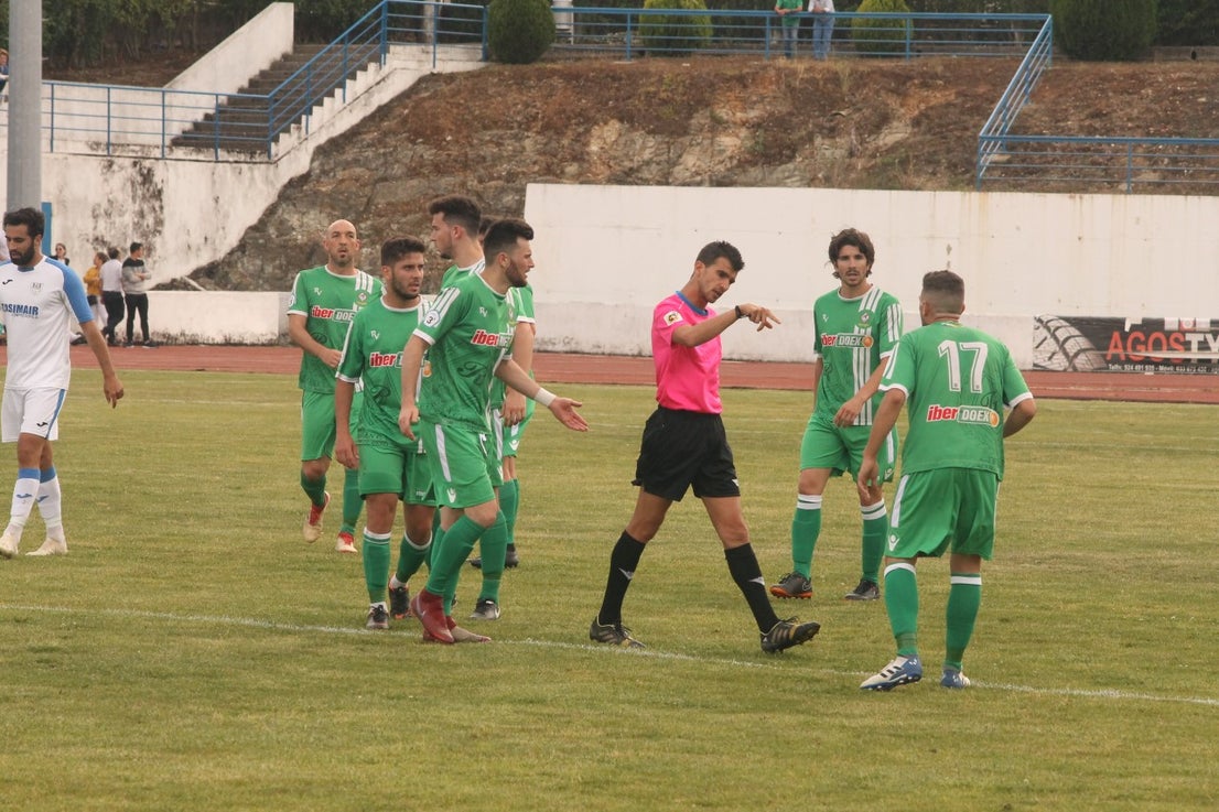 Algunas imágenes del último encuentro de liga de Tercera División disputado en la Ciudad Deportiva de Olivenza y que acabó 3-1 (19-05-2019)