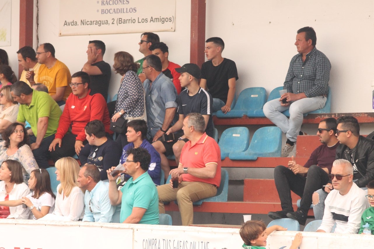 Algunas imágenes del último encuentro de liga de Tercera División disputado en la Ciudad Deportiva de Olivenza y que acabó 3-1 (19-05-2019)