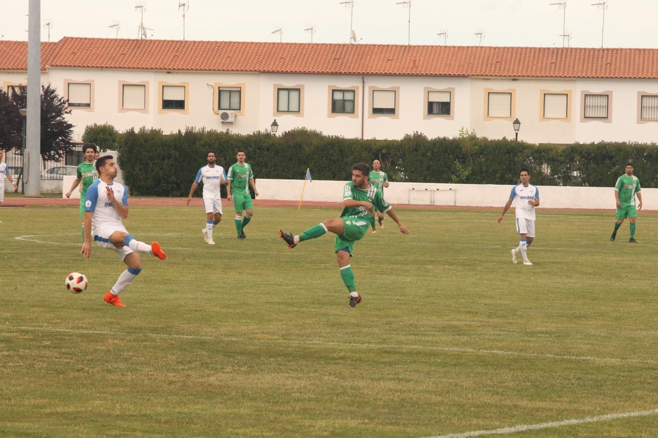 Algunas imágenes del último encuentro de liga de Tercera División disputado en la Ciudad Deportiva de Olivenza y que acabó 3-1 (19-05-2019)