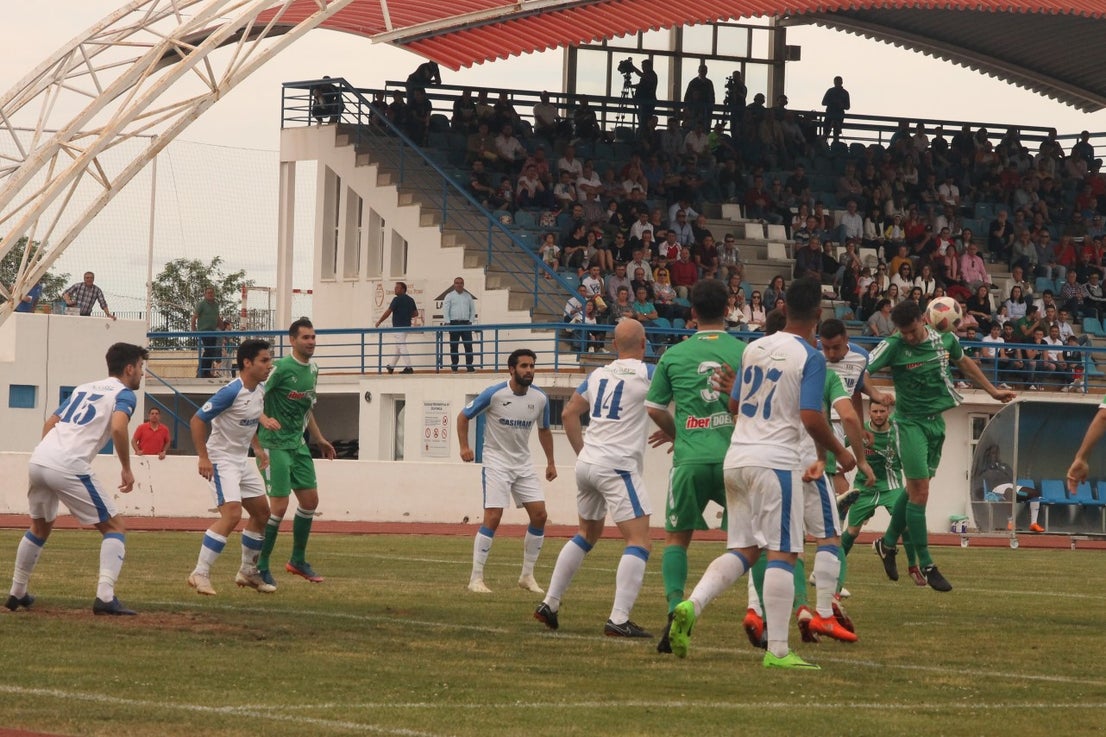 Algunas imágenes del último encuentro de liga de Tercera División disputado en la Ciudad Deportiva de Olivenza y que acabó 3-1 (19-05-2019)